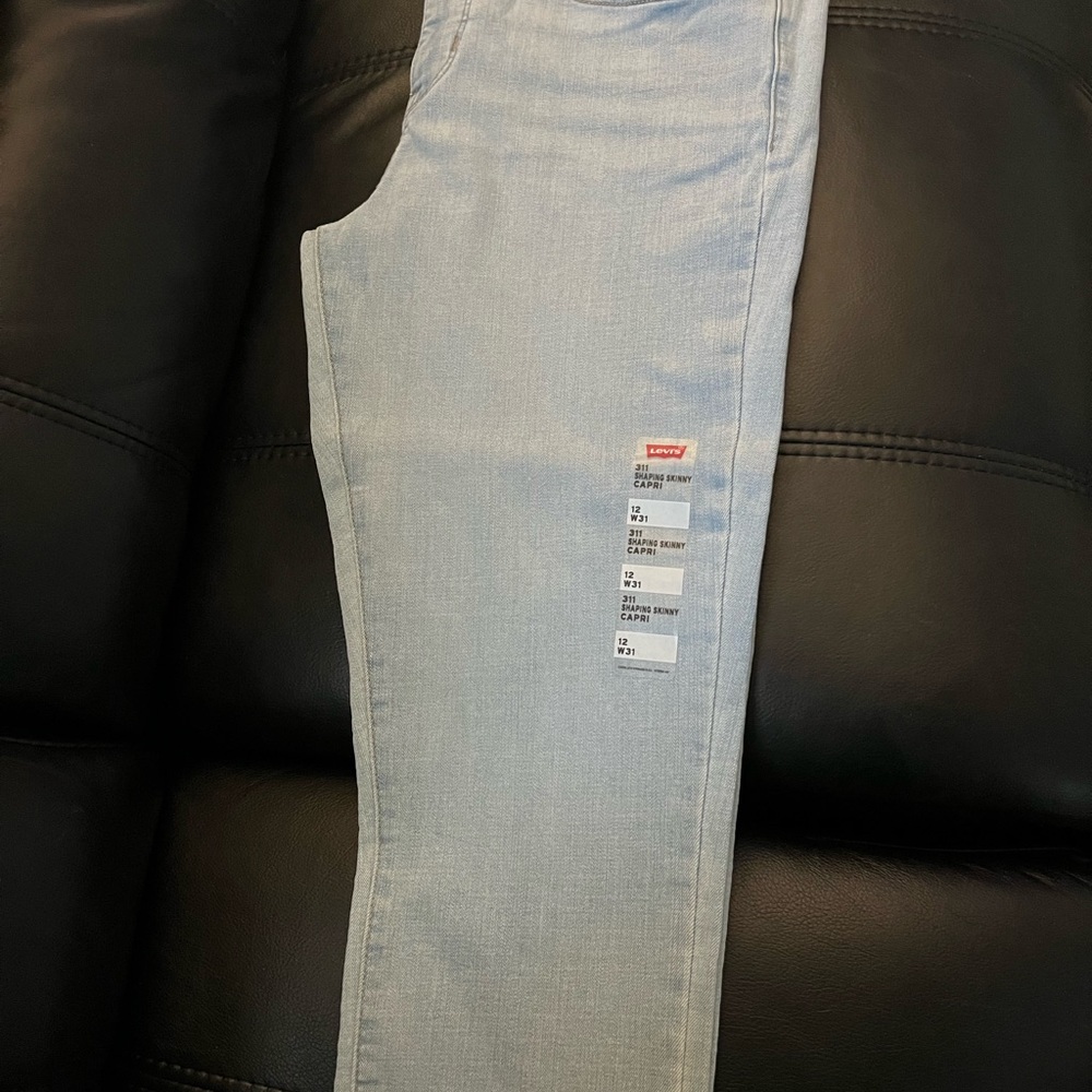 Levi’s 311 Shaping Skinny Capris Hypersoft . Womens size 12/W31.